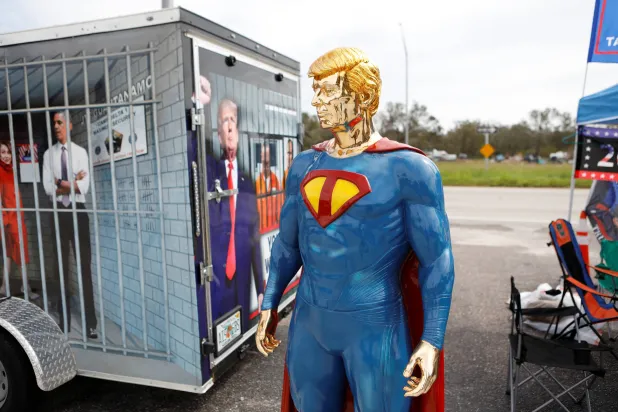 تمثال ذهبي لترمب على هيئة بطل خارق خلال تجمع لأنصاره بفلوريدا في 27 أكتوبر 2024 (رويترز)