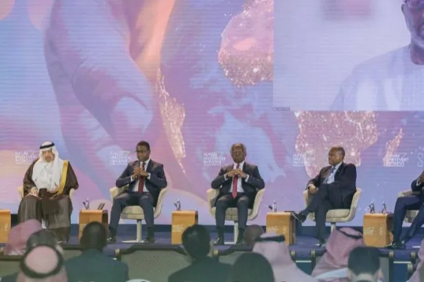 إحدى الجلسات الحوارية في القمة التي شارك فيها وزير الاستثمار السعودي خالد الفالح (الشرق الأوسط)