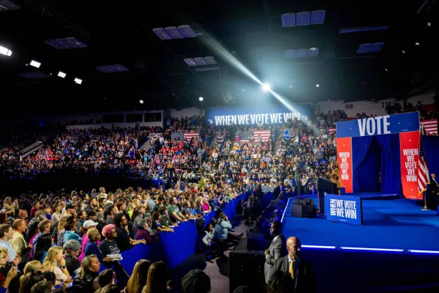 خلال فعالية انتخابية في ميشيغان 26 أكتوبر 2024 (أ.ف.ب)