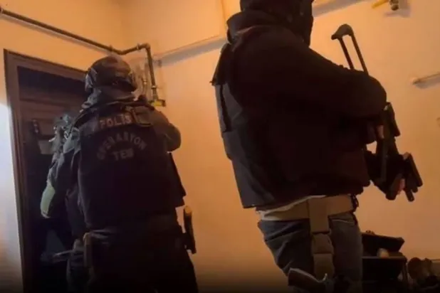 شرطيان تركيان أثناء مداهمة على أحد المنازل خلال الحملة على «داعش» (الداخلية التركية)