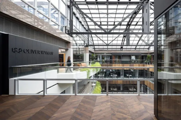 أحد مكاتب شركة «أوليفر وايمان» (إس بي آر إي)