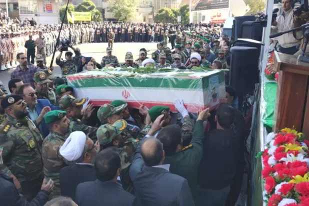 تشييع مهدي نقوي الضابط في الدفاعات الجوية الإيرانية بمدينة بروجرد وسط البلاد (إرنا)