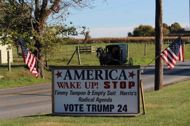 لافتة تدعم الرئيس الأميركي السابق والمرشح الرئاسي الجمهوري دونالد ترمب (أ.ف.ب)