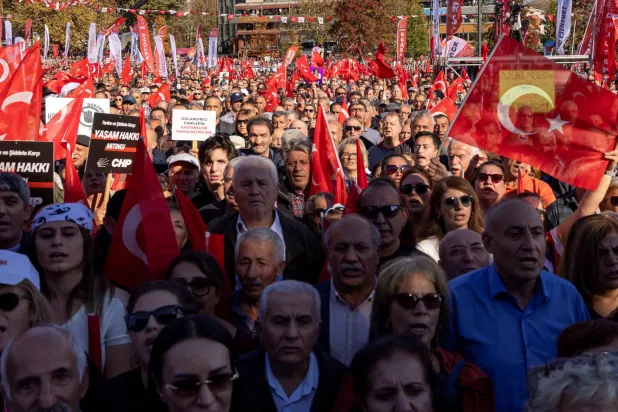 جانب من تجمع «الحق في الحياة» الذي نظمه حزب الشعب الجمهوري في إسطنبول الأحد للتنديد بالإرهاب والعنف (رويترز)