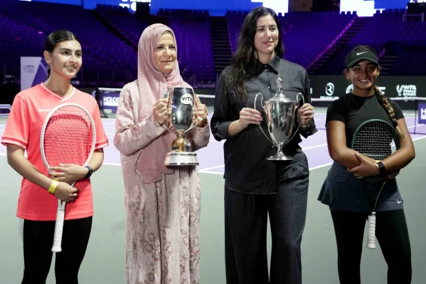 مطبقاني وموغوروزا واللاعبتان دانية الزهير وتالا عاشور في صورة جماعية (الشرق الأوسط)