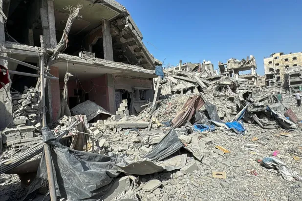 فلسطينيون ينظرون إلى الأضرار بعد انسحاب القوات الإسرائيلية من المنطقة المحيطة بمستشفى كمال عدوان في جباليا شمال قطاع غزة (رويترز)