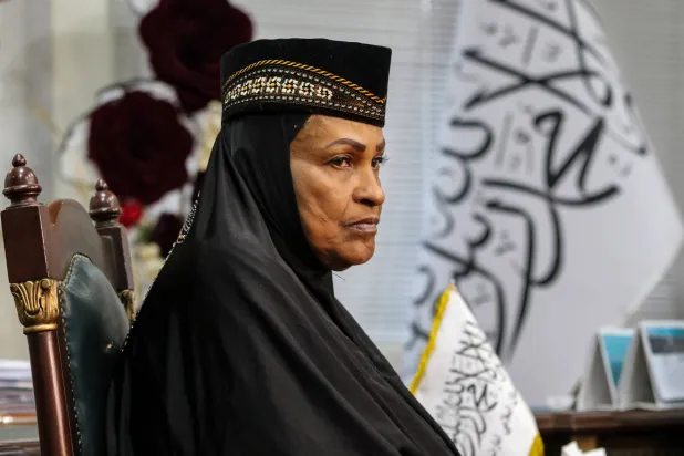 خليلة علي الزوجة السابقة للملاكم الأسطوري محمد علي خلال زيارتها لكابل يوم 27 أكتوبر 2024 (إ.ب.أ)