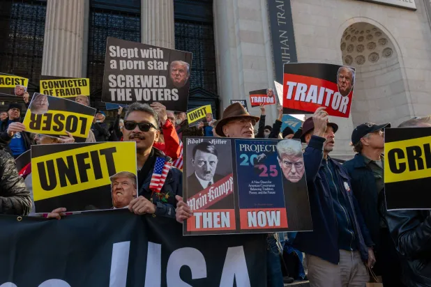 متظاهرون مناهضون للرئيس السابق دونالد ترمب (أ.ف.ب)