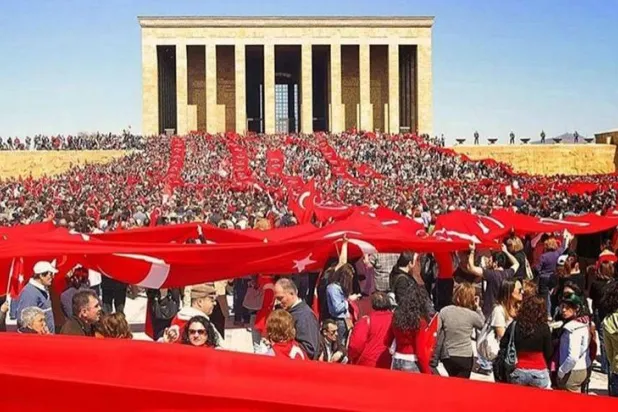 آلاف الأتراك احتفلوا بذكرى تأسيس الجمهورية في باحة قبر أتاتورك في أنقرة (إعلام تركي)