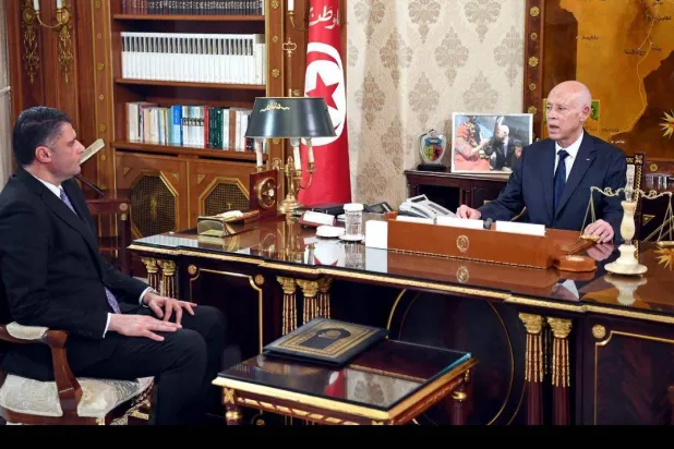 الرئيس التونسي قيس سعيد في جلسة عمل مع كاتب الدولة للأمن الوطني سفيان بالصادق بعد حملة أمنية غير مسبوقة وشاملة ضد كبار المهربين وتجار المخدرات (الرئاسة التونسية)