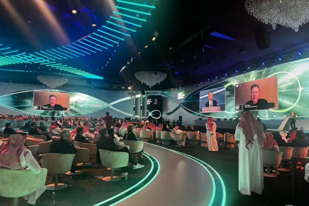 إيلون ماسك متحدثاً في مؤتمر مبادرة مستقبل الاستثمار (الشرق الأوسط)