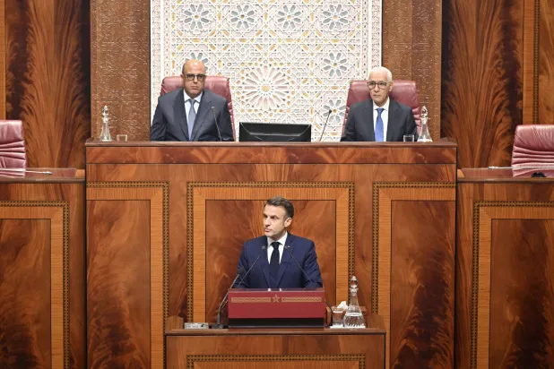 الرئيس الفرنسي يلقي كلمته في البرلمان مجتمعاً بغرفتيه (إ.ب.أ)