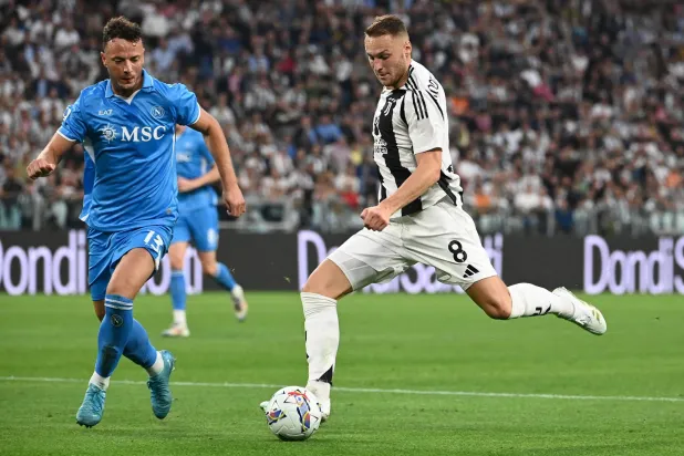 تيون كوبمينيرز (يمين) جاهز للمشاركة مع يوفنتوس (أ.ف.ب)