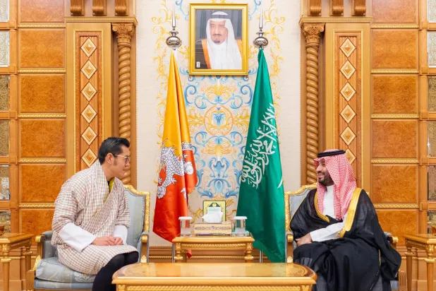 ولي العهد السعودي خلال لقائه ملك بوتان في العاصمة الرياض الثلاثاء (واس)
