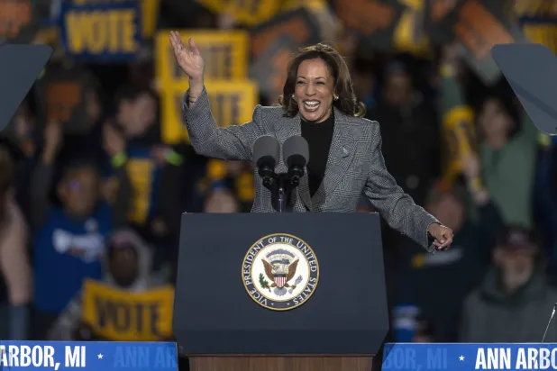 نائبة الرئيس الأميركي والمرشحة الرئاسية الديمقراطية كامالا هاريس تتحدث خلال تجمع انتخابي في بيرنز بارك في آن أربور بولاية ميشيغان 28 أكتوبر 2024 (أ.ف.ب)