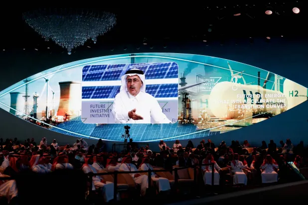 الرئيس التنفيذي لـ«أرامكو» أمين الناصر يظهر على شاشة وهو يتكلم خلال مؤتمر «مبادرة مستقبل الاستثمار» في الرياض (رويترز)