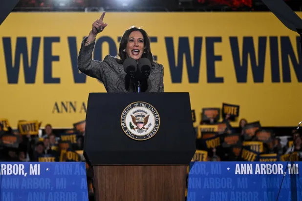 هاريس تُلقي خطاباً في تجمّع انتخابي بميشيغان الاثنين (أ.ف.ب)