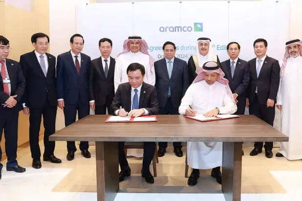 خلال حفل توقيع الاتفاقية بين «أرامكو» و«بتروفيتنام» (أرامكو)