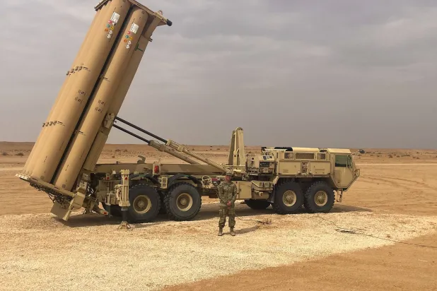 جندي يقف أمام منصة صواريخ لمنظومة «ثاد» بعد وصول تعزيزات أميركية إلى منطقة الشرق الأوسط في أكتوبر الحالي (الجيش الأميركي)