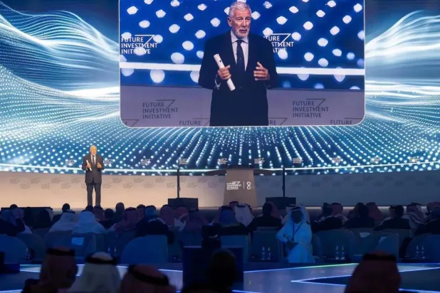 CEO of the Future Investment Initiative Foundation Richard Attias addresses the conference. (Asharq Al-Awsat) 
