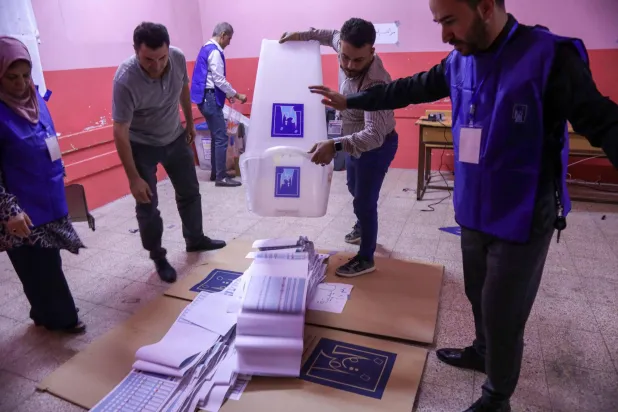 موظفو «المفوضية المستقلة للانتخابات» بالعراق يفرزون الأصوات مع نهاية الانتخابات البرلمانية بمركز اقتراع في أربيل الأسبوع الماضي (أربيل)