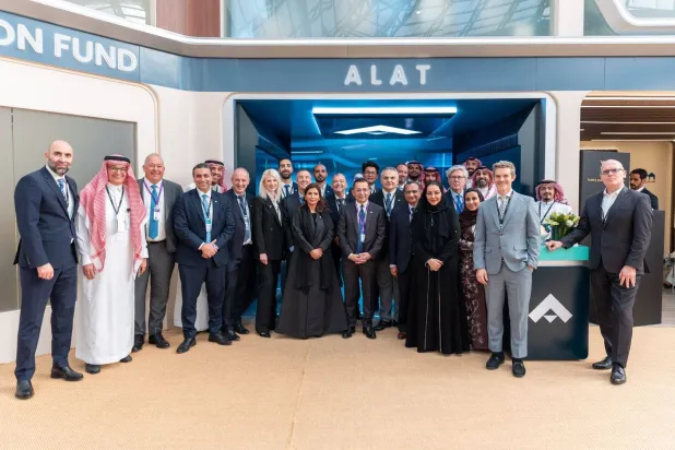 أميت ميدا يتوسط الفريق في الجناح الخاص لشركة «آلات» في المعرض المصاحب لـ«مبادرة مستقبل الاستثمار» (الشرق الأوسط)