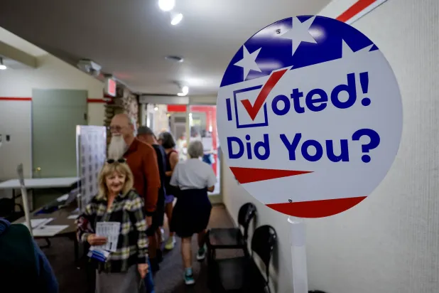 ناخبون يدلون بأصواتهم مبكراً في نورث كارولينا (إ.ب.أ)