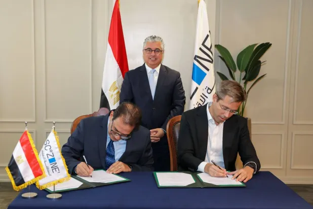 رئيس المنطقة الاقتصادية بقناة السويس وليد جمال الدين يشهد توقيع عقد مع مجموعة «بيرل» لإنتاج البولي يوريثان (حساب مجلس الوزراء على فيسبوك)