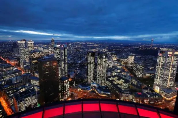 المنطقة المالية التي تضم المقر الرئيسي لـ«دويتشه بنك» أكبر بنك تجاري في ألمانيا (رويترز)