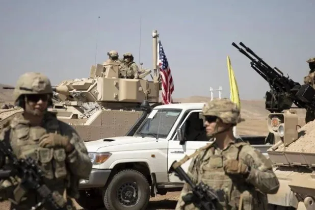 عناصر من قسد والقوات الأميركية في شمال شرقي سوريا (أرشيفية)