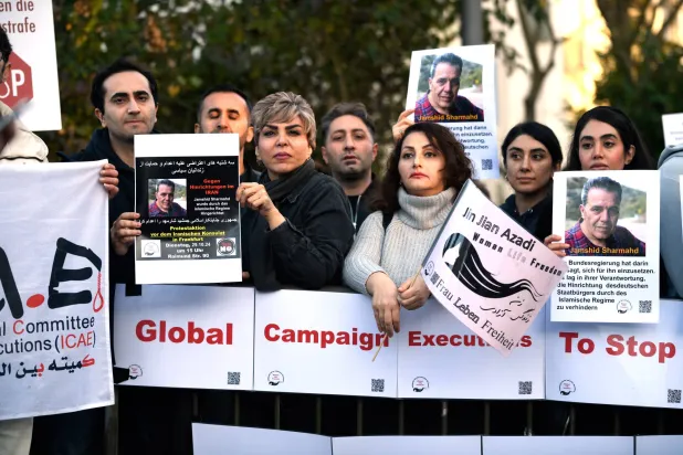 احتجاجات ضد إعدام المواطن الألماني الإيراني المزدوج جامشيد شارمهد أمام قنصلية طهران في فرانكفورت (د.ب.أ)