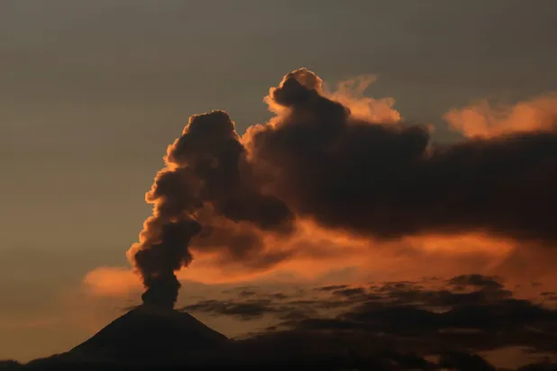 تُواصل البراكين إطلاق ثاني أكسيد الكربون في الغلاف الجوي بعد فترة طويلة من توقف نشاطها السطحي (رويترز)