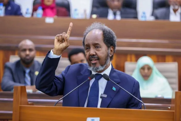 الرئيس الصومالي حسن شيخ محمود معلناً أمام برلمان بلاده رفض اتفاق إثيوبيا مع «أرض الصومال» (أرشيفية- الرئاسة الصومالية)