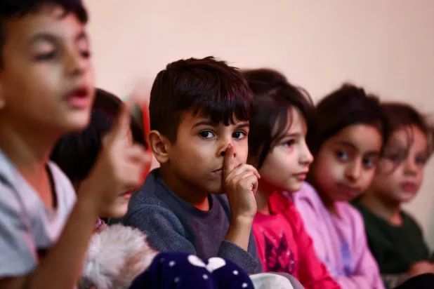 أطفال داخل مركز تدريب تابع لوكالة الأمم المتحدة لغوث اللاجئين الفلسطينيين وتشغيلهم في الشرق الأدنى «الأونروا» في لبنان (رويترز)