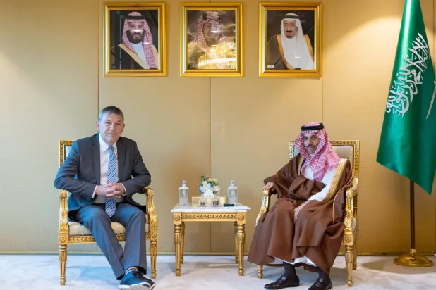 الأمير فيصل بن فرحان لدى لقائه فيليب لازاريني في الرياض الأربعاء (واس)