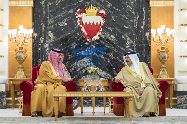 الملك حمد بن عيسى خلال مباحثاته مع الأمير عبد العزيز بن سعود في قصير الصخير بالمنامة (واس)