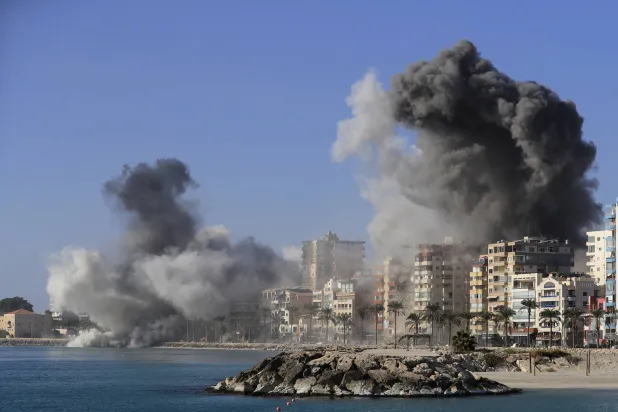 تصاعد الدخان من المباني التي تعرّضت لقصف جوي إسرائيلي في صور جنوب لبنان (أ.ب)