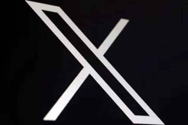 شعار منصة «إكس» (رويترز)