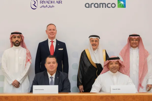 خلال حفل التوقيع بين «أرامكو السعودية» و«طيران الرياض» (البيان المشترك)