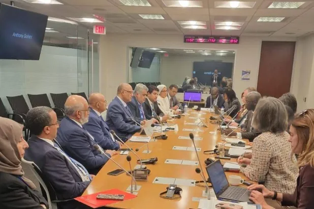 جانب من لقاء وزير التخطيط اليمني مع مسؤولي البنك الدولي على هامش زيارته لواشنطن (سبأ)