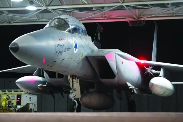 مقاتلة إسرائيلية تغادر مأوى بقاعدة جوية متجهة لتنفيذ ضربات على إيران (رويترز)