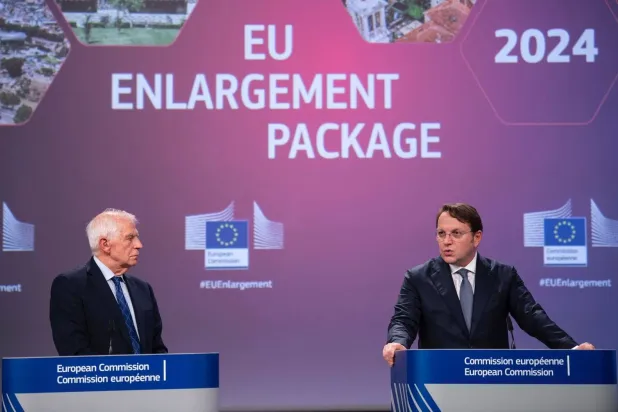 ممثل السياسة الخارجية والأمنية جوزيب بوريل ومفوض شؤون التوسعة أوليفر فارهيلي في مؤتمر صحافي في بروكسل (من حساب الأخير في «إكس»)