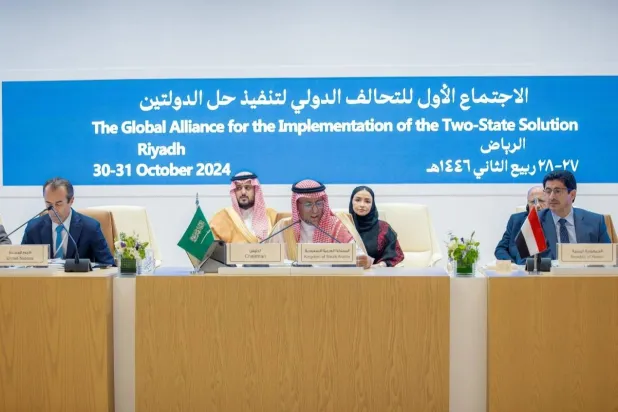الخارجية السعودية أكّدت أهمية انخراط الدول المشاركة باجتماع «تحالف حل الدولتين» برعاية المسار السياسي (واس)