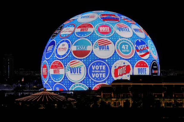 إعلان أطلقته حملة هاريس للتشجيع على التصويت بالانتخابات في لاس فيغاس بنيفادا (أ.ف.ب)