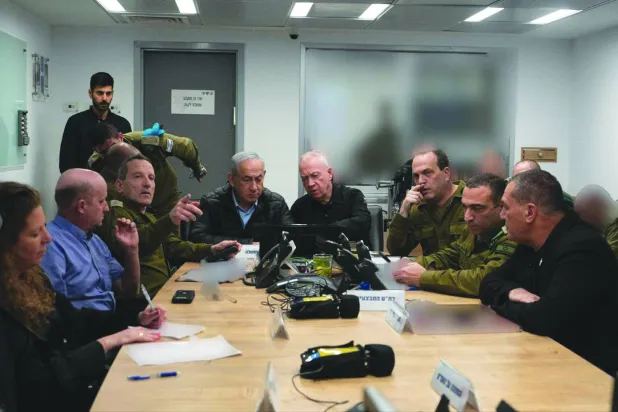نتنياهو وغالانت في غرفة تحت الأرض بمقرّ وزارة الدفاع يتابعان الضربة الموجهة لإيران (الدفاع الإسرائيلية)