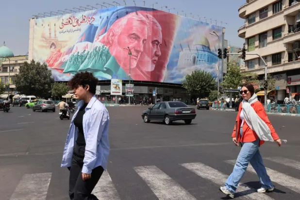 Tahran'da Hamas'ın merhum lideri İsmail Heniyye ve Kudüs Gücü Komutanı Kasım Süleymani'nin portrelerinin yer aldığı bir duvar resmi, 27 Ağustos (Reuters)