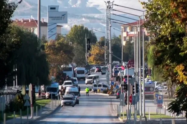 Acil yardım ekipleri ve polis olay yerine sevk edildi (AP)