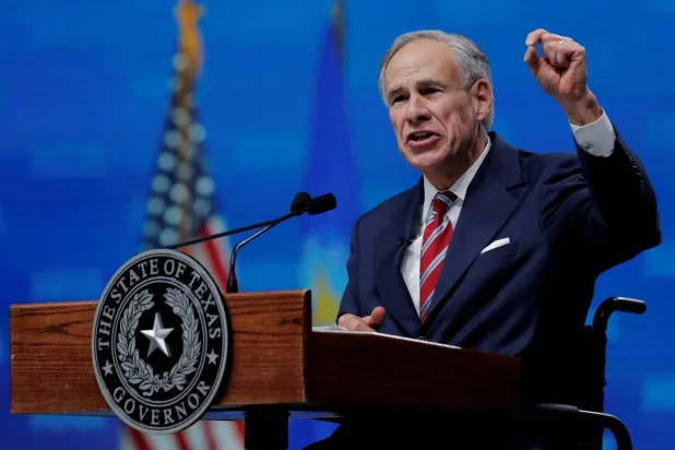  Teksas Valisi Greg Abbott bir etkinlikte konuşuyor (Reuters- Arşivler)