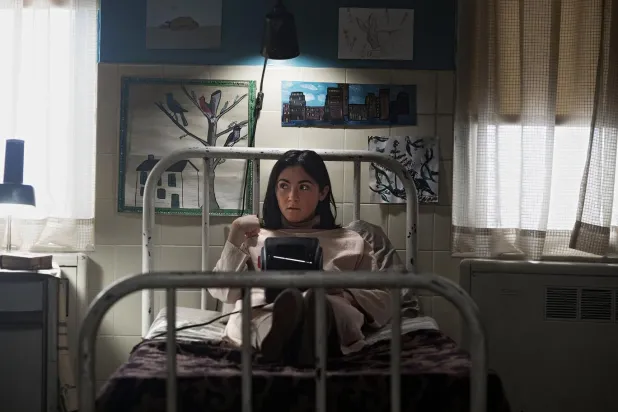 Evdeki Düşman serisindeki Esther karakteri, yetim taklidi yaparak yanına sızdığı aileyi tutsak edip zincire vurarak aç bırakan 34 yaşındaki Barbora Skrlová'dan esinlenmişti. Tüyler ürperten olay, Mayıs 2007'de medyada yer alınca ortaya çıkmıştı (Warner Bros)