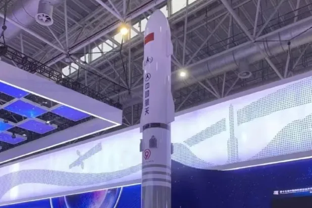 Kanatçıklara ve yeniden kullanılabilir üst kısma sahip Uzun Yürüyüş 9'un tasarımı (Weibo)